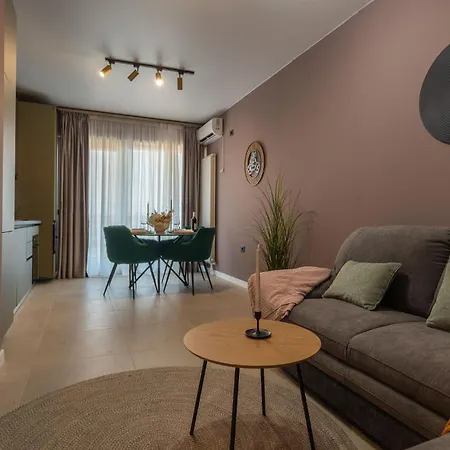 Topaz 71 In Odyssey Pools N Parking Apartament